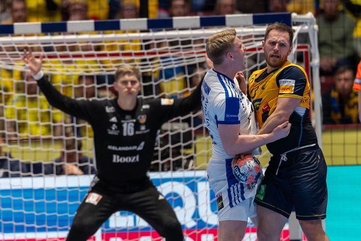 Haukur Þrastarson tók vel á Albin Lagergren sem var allt í öllu að búa eitthvað til í sænska sóknarleiknum. Haukur lét reynsluboltann líka heyra það.