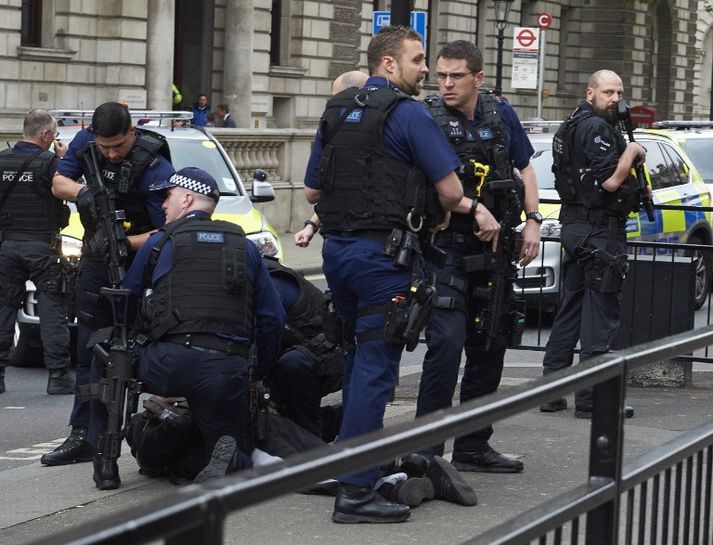 Frá handtöku mannsins í Whitehall í gær.