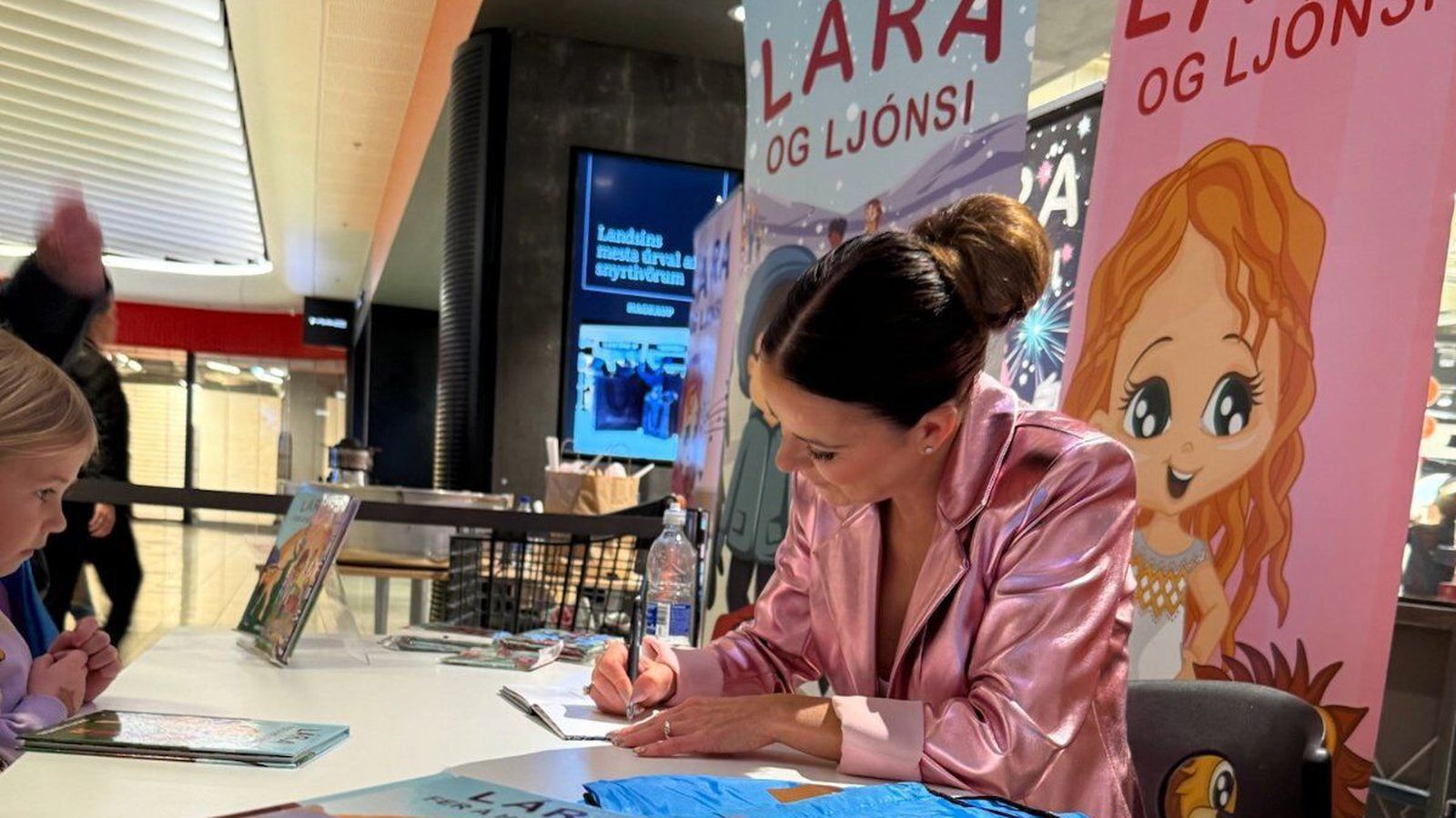 Birgitta Hauk­dal á­ritaði bækur í Smára­lind