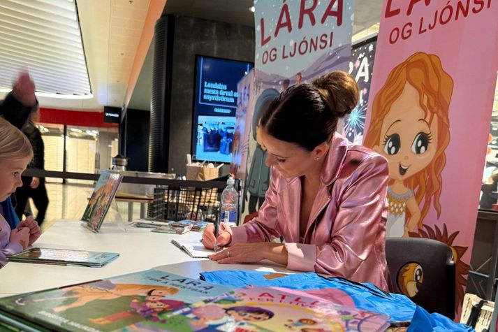Birgitta Haukdal áritaði bækurnar í Smáralind og tók lagið með dóttur sinni fyrir fullu húsi.