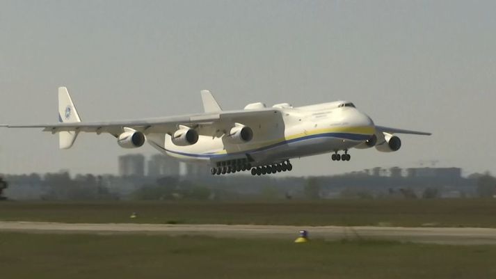 Antonov 225 lendir á Antonov-flugvellinum við bæinn Hostomel með hjálpargöng frá Kína í upphafi kórónuveirufaraldursins árið 2020.