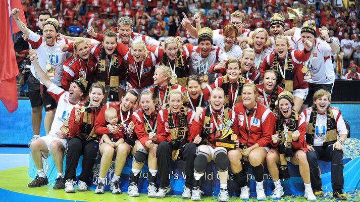 Þórir Hergeirsson fagnar með norsku stelpunum í gær.