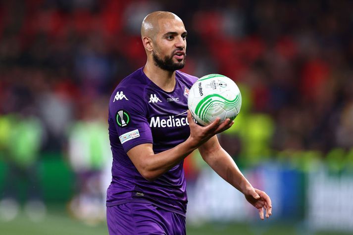 Sofyan Amrabat með boltann í úrslitaleik Sambandsdeildar Evrópu í vor, þar sem Fiorentina varð að sætta sig við tap gegn West Ham.