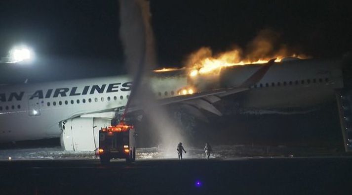 Um er að ræða flugvél flugfélagsins Japan Airlines sem kom til lendingar á Haneda-flugvellinum í Tókýó. Myndin er úr safni.