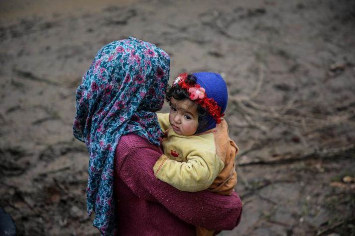 Ung stúlka með barn á flótta ásamt fjölskyldu þeirra í Idlib í upphafi mánaðar. Erfiðar veðuraðstæður gera ástandið í norðvesturhlutanum illt verra.