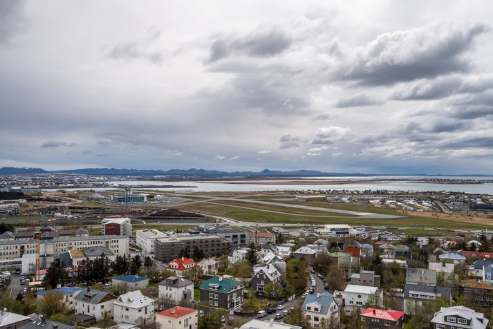 Ungu karlarnir tveir voru teknir með fíkniefnin innanklæða þegar þeir lentu á Reykjavíkurflugvelli.