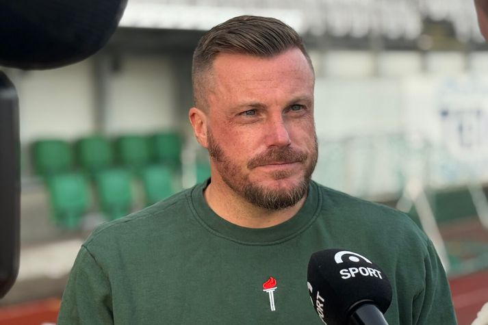 Nik Chamberlain hefur eytt sumrum á Íslandi frá 2007 og átt hér fasta búsetu frá 2015. Hann sér eftir því að hafa ekki beitt sér betur í íslenskunáminu.