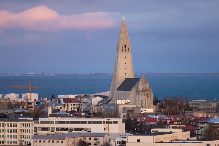 Hiti á landinu verður á bilinu eitt til tíu stig yfir daginn þar sem mildast verður suðvestantil.