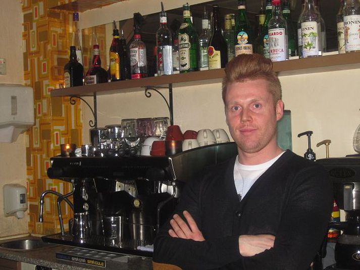 Íslenskir listamenn selja vörur sínar á Cafe Blasen um helgina. Sigurður Helgason er eigandi skemmtistaðarins.