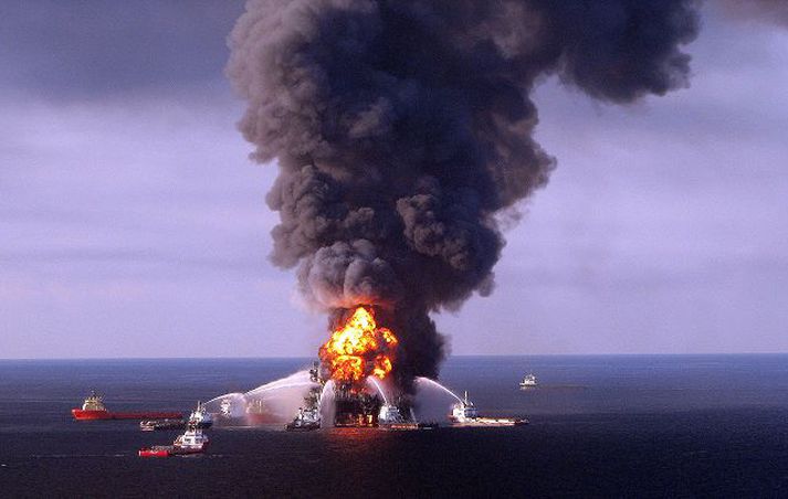 Pallurinn logaði í tvo sólarhringa og sökk þá til botns. 
fréttablaðið/ap