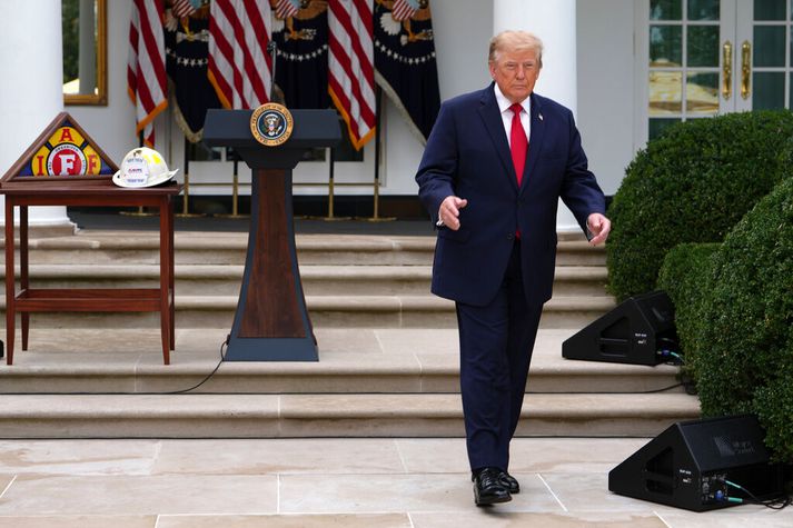 Reuters segir skipunina hafa komið innan úr Hvíta húsinu. Spennan á milli Donald Trump og Vólódímír Selenskí Úkraínuforseta hefur aukist síðustu daga.