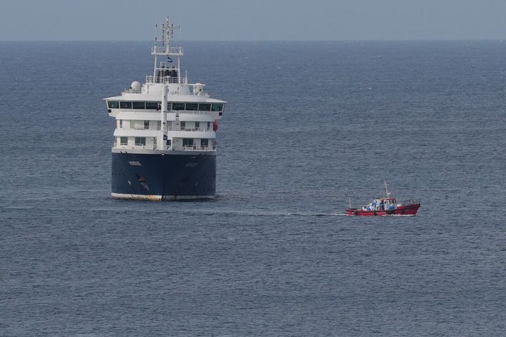 Myndin sýnir þegar verið var að flytja veika farþega frá MV Hondius undan ströndum Grænhöfðaeyja.