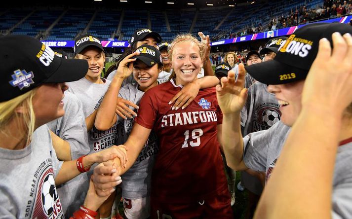Katie Meyer fagnar með félögum sínum þegar lið Stanford Cardinal varð bandarískur háskólameistari í fótbolta.