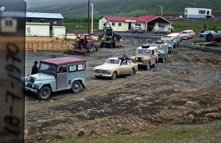 Laxárdeilan 1970. Þegar bílalest Þingeyinga hlykkjaðist niður Vaðlaheiðina áttuðu ráðamenn sig á alvarleika málsins og á því að hér væri fólk sem léti ekki stöðva sig. Landeigendur. Nú stendur til að endurtaka leikinn en á talsvert stærri skala.