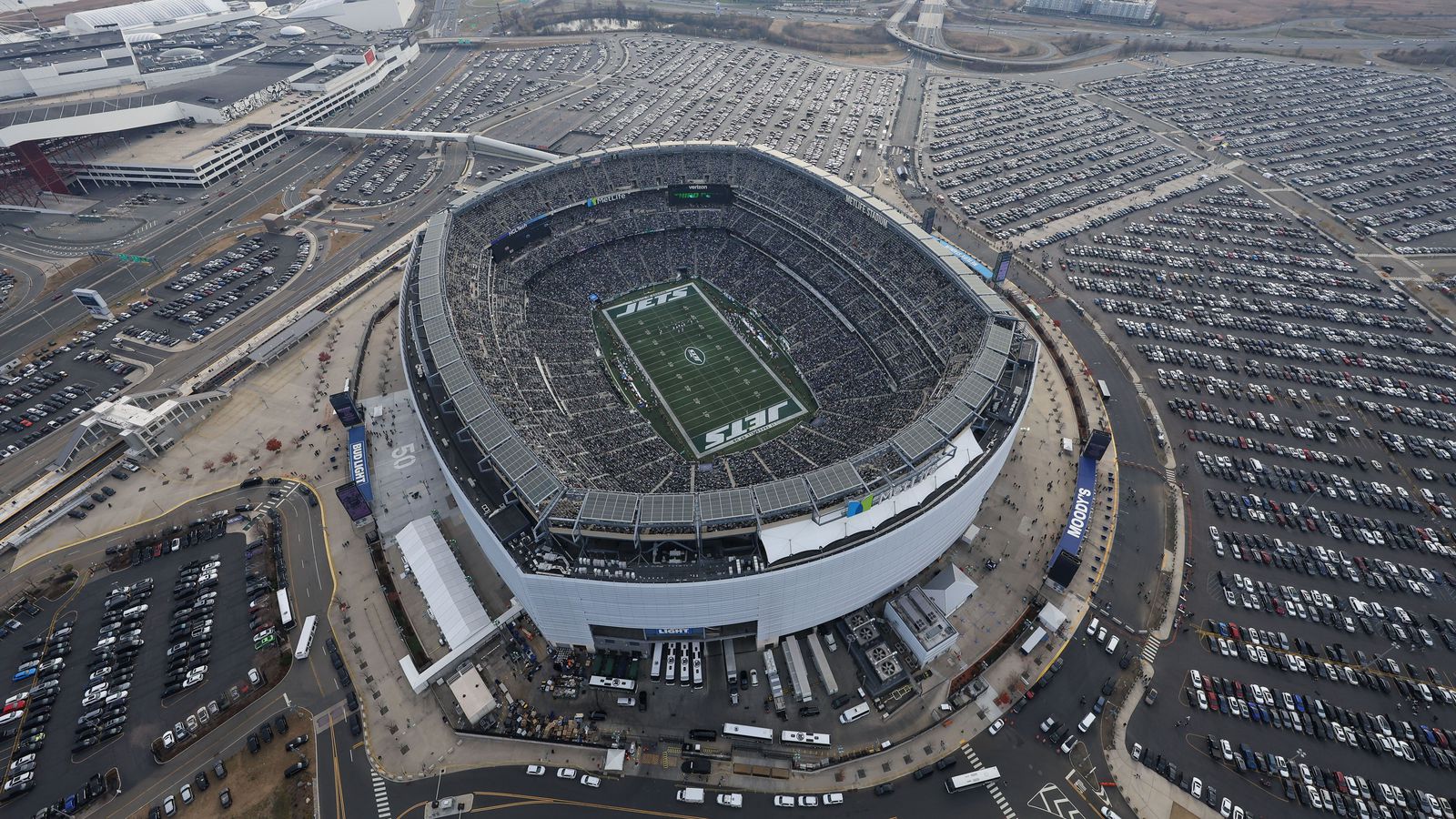 Þurfa að borga háar fjár­hæðir fyrir bíla­stæði á HM