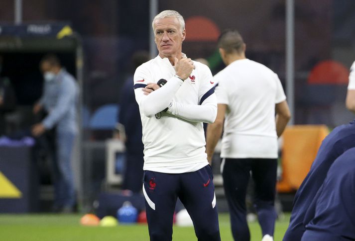 Didier Deschamps fékk að yfirgefa franska landsliðshópinn til að vera með ættingjum sínum á erfiðum tímum.