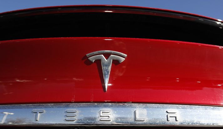 Tesla segir ökumenn alltaf þurfa að fylgjast með akstrinum og að kerfið sé eingöngu hugsað til aðstoðar.