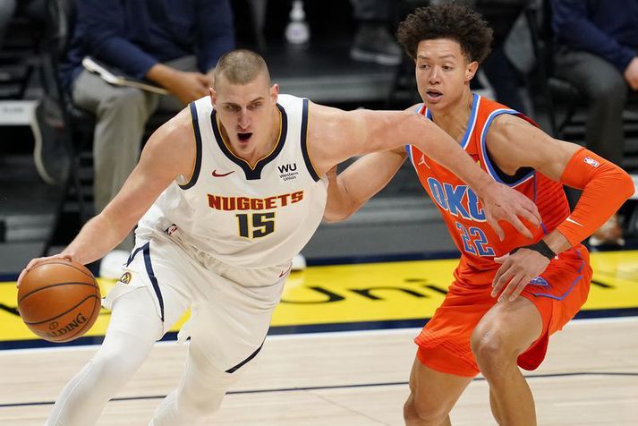 Nikola Jokic sést hér á ferðinni með Denver Nuggets á móti Oklahoma City Thunder í nótt.