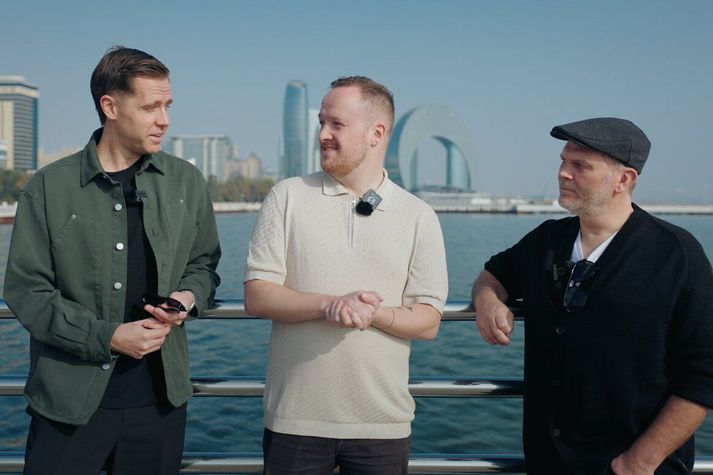 Þeir Kjartan, Valur og Guðmundur ræddu leik dagsins á höfninni í Bakú.