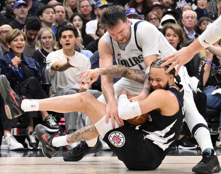 Luka Doncic og Amir Coffey berjast um boltann í leik Los Angels Clippers og Dallas Mavericks.