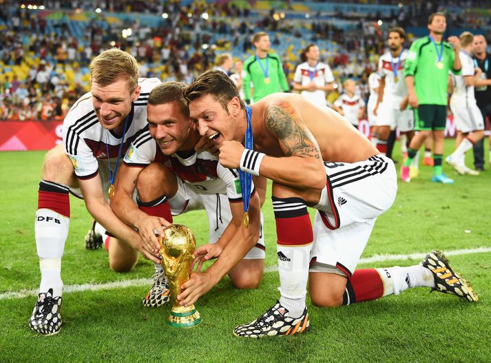 Mesut Özil fagnar hér heimsmeistaratitlinum 2014 með þeim Per Mertesacker og Lukas Podolski.