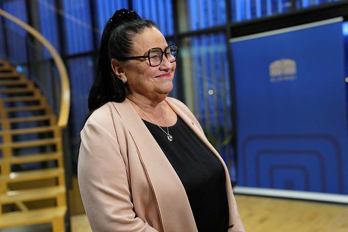 Inga Sæland er með aðeins tíu prósent sjón en lætur það ekki stöðva sig í stjórnmálunum. Þessa stundina er hún með þrjá ráðherrahatta vegna veikinda og fæðingarorlofs.