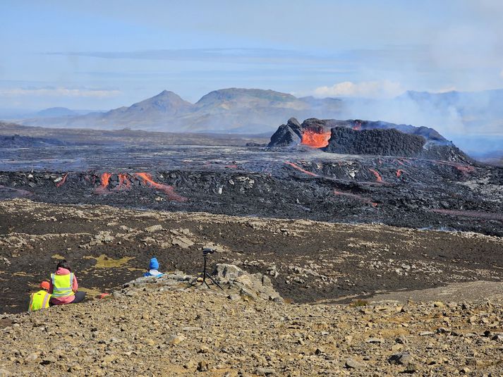 Pollurinn er stór vestanmegin við gíginn. 