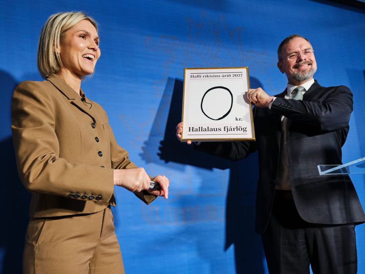 Kristrún Frostadóttir forsætisráðherra og Daði Már Kristófersson fjármála- og efnahagsráðherra kynntu hallalaus fjárlög. Barnabótapotturinn stendur þó í stað að krónutölu á meðan ýmis ríkisgjöld hækka, þar á meðal kílómetragjaldið um 15,9 prósent.
