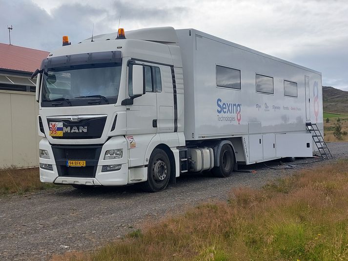 Sérstakur kyngreiningarbíll kemur frá Danmörku til landsins með fullkomin tæki til að vinna verkið. Bílinn er í raun rannsóknarstofa á hjólum og er staðsettur við Nautastöð Bændasamtakanna á Hesti í Borgarfirði.