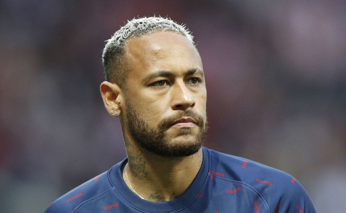 Neymar íhugar hvað hann á að gera við peninginn sem frúin í París gaf honum.