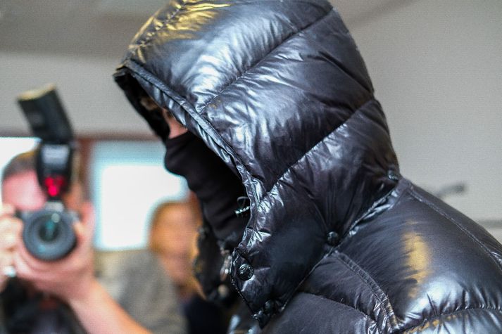 Pilturinn er í dag sautján ára, en var sextán þegar atvik málsins áttu sér stað. 