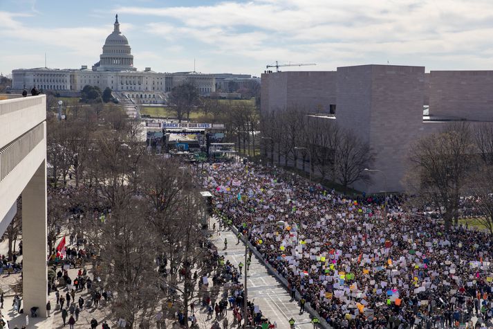 March for Our Lives fer fram í Washington D.C. í dag. Búist er við miklum mannfjölda í göngunni sem hefur breyst í gríðarstóran útifund vegna þess fjölda sem saman er kominn.