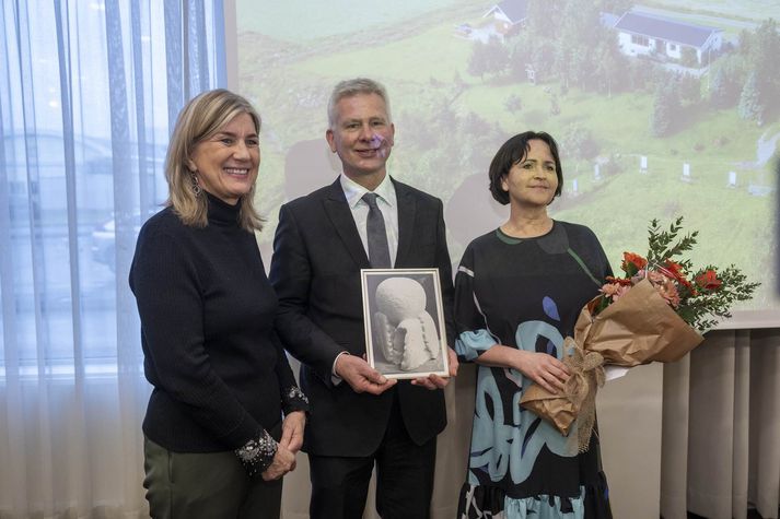 Hanna Katrín Friðriksson atvinnuvegaráðherra með handhöfum landbúnaðarverðlaunanna 2025, þeim Stefaníu Hjördísi Leifsdóttur og Jóhannesi Ríkarðssonar, ábúendum á Brúnastöðum í Fljótum í Skagafirði.