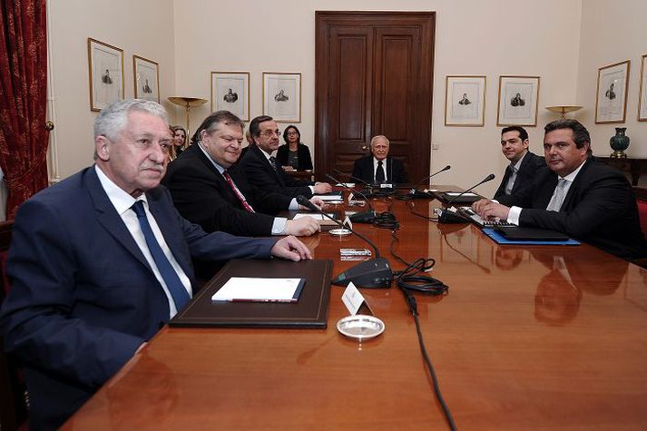 Árangurslausar viðræður Fotos Kouvelis, leiðtogi Lýðræðislega vinstriflokksins, Evangelos Venizelos, leiðtogi sósíalistaflokksins PASOK, Antonis Samaras, leiðtogi íhaldsflokksins Nýtt lýðræði, Karolos Papoulias forseti, Alexis Tsipras, leiðtogi SYRIZA, og Panos Kammenos, leiðtogi Sjálfstæðra Grikkja, á síðasta fundi stjórnarmyndunarviðræðna í forsetahöllinni í Aþenu í gær.nordicphotos/AFP
