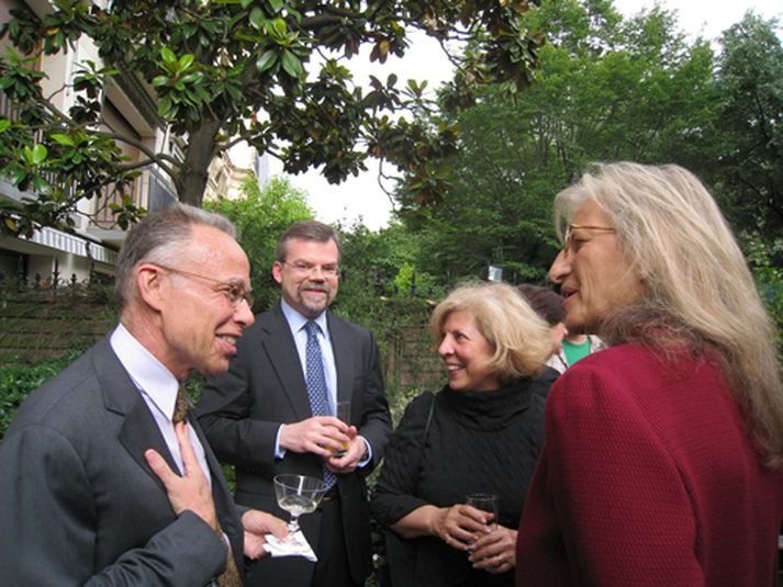 Robert S. Connan sés hér á tali við kollega sinn Annie Liebowitz, einn frægasta ljósmyndara síðari tíma.