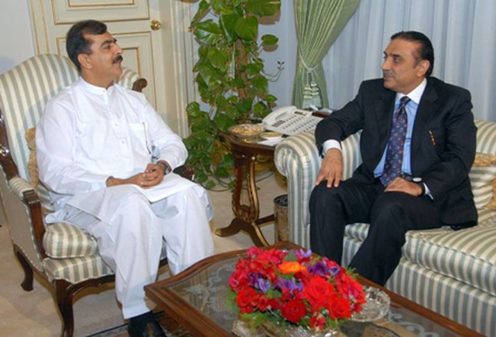 Yousuf Raza Gilani (tv) ræðir við Asif Ali Zardari, formann Pakistanska þjóðarflokksins. Mynd/ AFP.