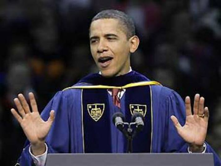 Obama í einkennisklæðnaði skólans.