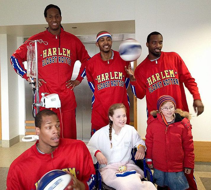 Meðlimir Harlem Globetrotters á barnaspítala hringsins ásamt tveimur stúlkum.
