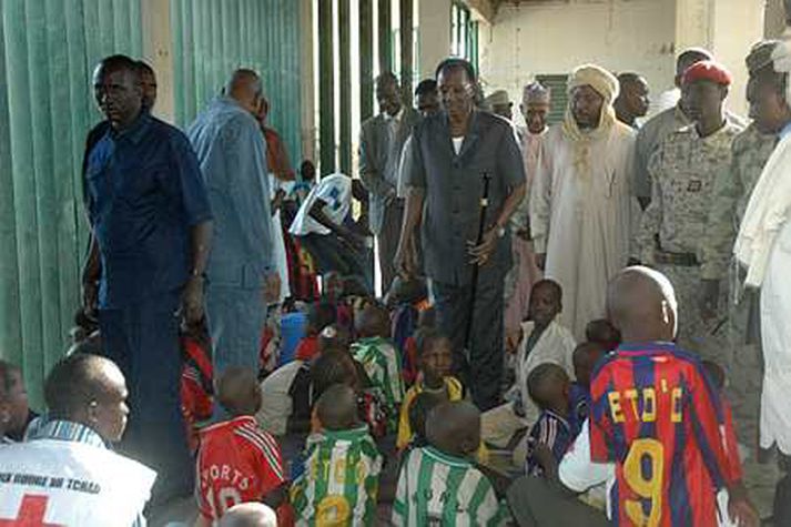 Idriss Deby, forseti Chad, heimsækir börnin.