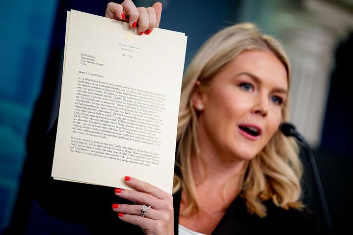 Karoline Leavit, fjölmiðlafulltrúi Trump, heldur á erindi forsetans til stjórnvalda í Japan. 