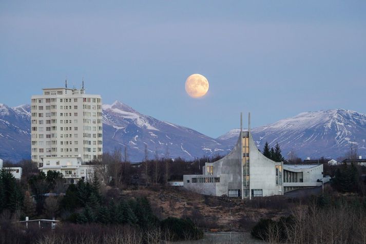 Jarðir kirkjunnar eru nú 33 talsins, auk Skálholts og þar eru átján jarðir setnar prestum.