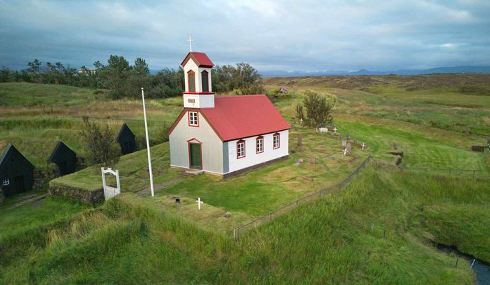 Kirkjan á Keldum, sem fagnar nú 150 ára afmæli. Kirkjan er mjög falleg eins og sjá má og vel við haldið.