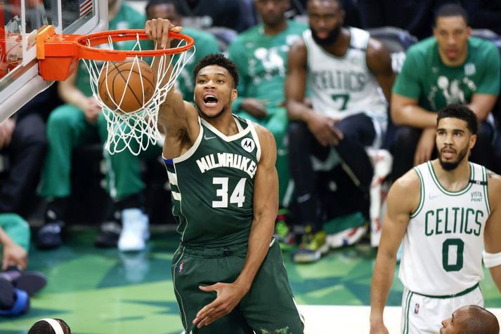 Giannis Antetokounmpo treður boltanum með tilþrifum í körfuna í leik Milwaukee Bucs og Boston Celtics í síðustu úrslitakeppni.