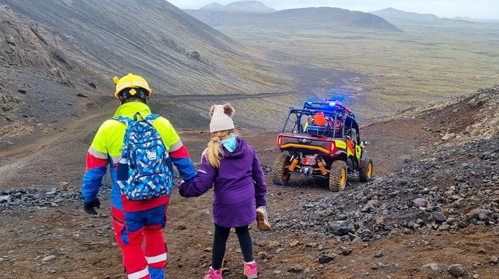 Konunni var komið niður í buggy-bílnum. 