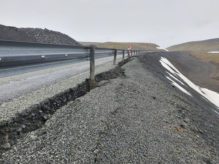 Sprungur hafa myndast við axlir og í fyllingu þannig að vegrið hefur ekki allsstaðar fullan stuðning.