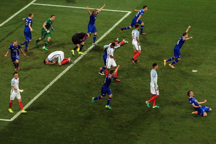 Íslensku strákarnir fagna sigri þegar Ísland mætti Englandi síðast og sló þá Englendinga út úr sectán liða úrslitunum á EM í Frakklandi sumarið 2016.