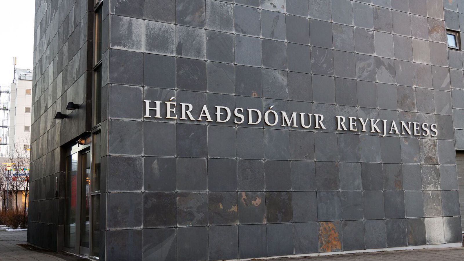 Klóraði lög­reglu­mann og beit annan