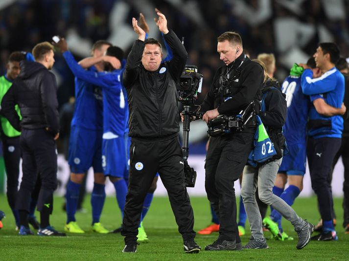 Craig Shakespeare fagnar sigri í kvöld.