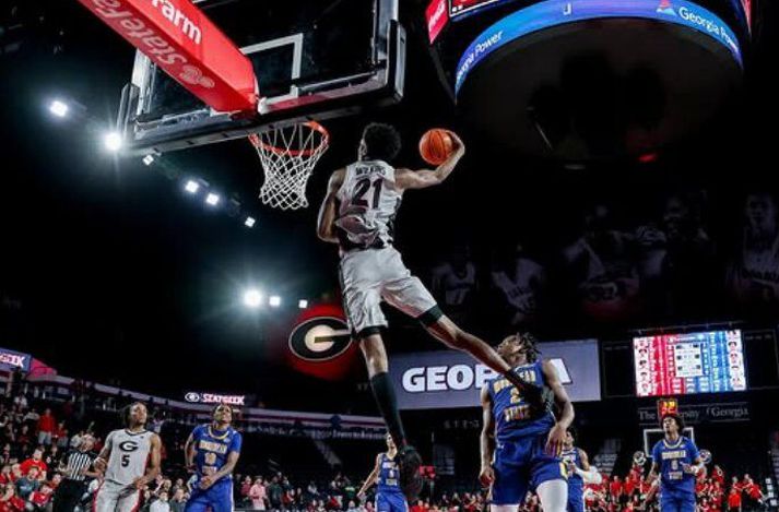 Jacob Wilkins treður boltanum í körfuna með tilþrifum eins og pabbi sinn forðum.