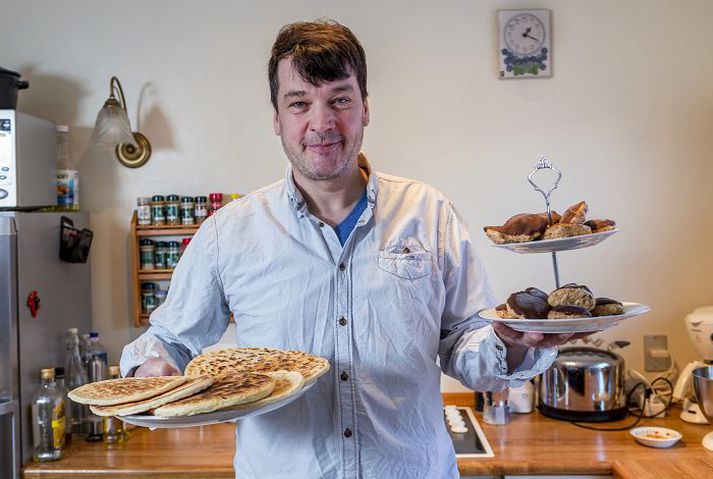 Baldur Trausti bakar alltaf hveitikökur og Sörur fyrir jólin.